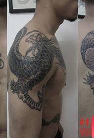 modello di tatuaggio spalla super spalla preferito dai maschi