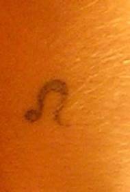 modello di tatuaggio da polso con personalità simbolo nero