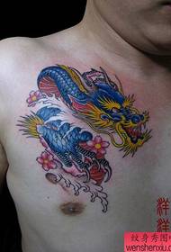 alle ragazze piace il modello di tatuaggio del drago color petto