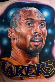 plecu krāsas reālistiska stila Kobe Bryanta portreta tetovējums