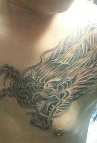 arătând un feroce tatuaj de dragon negru și alb