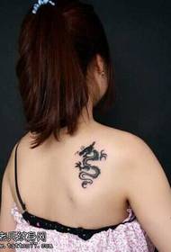 Modelul de tatuaj din spatele dragonului Totem