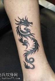le gambe sembrano un bel modello di tatuaggio totem drago