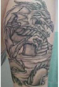 drak ve vodě tetování vzorem