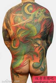 mannlig rygg superkult dominerende full bak drage tatoveringsmønster