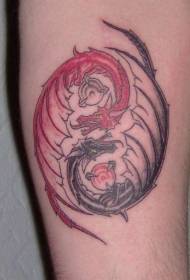 yin thiab yaj taug xaiv nrog zaj liab thiab dub zaj tattoo txawv