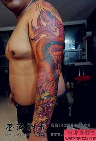 férfi kar népszerű uralkodó színű korong sárkány tetoválás minta