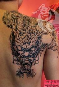 fiú vállát hűvös népszerű fekete-fehér sárkány tetoválás minta