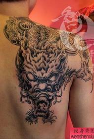 lalaki balikat cool popular na itim at puting dragon tattoo pattern