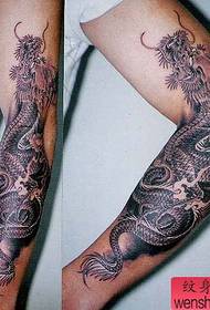 Galeria de tatuatges professionals: imatge tradicional de patrons de tatuatges de drac tradicional amb braç
