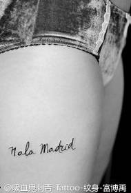 modello di tatuaggio lettera minuscola della coscia