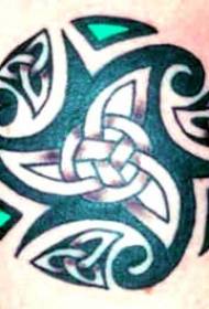 waliweka muundo wa alama ya tattoo ya Celtic