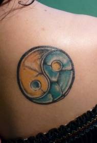 Yin è Yang cunfurmanu mudellu di tatuaggi di stile chinois