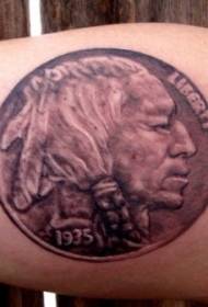 ແຂນສີນ້ໍາຕານຮູບແບບ tattoo ເກົ່າແກ່