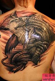 spatele masculin care domină modelul de tatuaj dragon dragon european și american