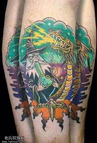 Motif de tatouage de dragon sur le mollet