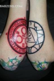 misteriosa forma de círculo vermello e negro Patrón de tatuaxe de brazo simbólico
