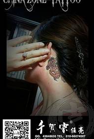 Modello di tatuaggio popolare piccolo drago dell'orecchio delle ragazze