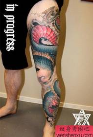 Tatouage de vétéran a recommandé un travail de tatouage traditionnel dragon aux jambes de fleurs