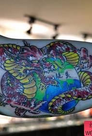një model i tatuazhit të dragoit me ngjyra të brendshme