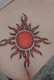 model de tatuaj simbol de soare roșu piept feminin