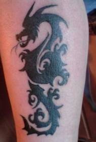 Patrón de tatuaje de dragón tribal negro