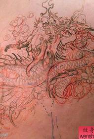 fresca e fresca un manuscrito de tatuaxe de dragón