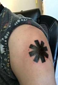 mužské rameno na čiernej geometrickej linke kreatívny symbol tetovanie obrázok