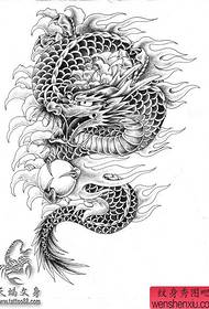 un manuscrito de tatuaje de dragón adecuado para el brazo
