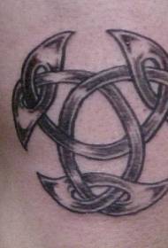 Ang simbolo ng Celtic Trinity ay itim na pattern ng tattoo