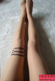 Apprezzamento del tatuaggio bella gamba