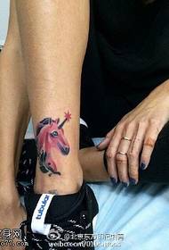 skildere unicorn-tatoet op 'e ankeltatoo