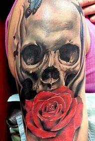 Keiju ruusu ja kallo tatuointi malli