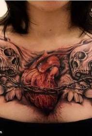 splendido modello di tatuaggio teschio di cuore