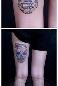 Mädchen Beine schöne und schöne Farbe Schädel Tattoo Muster
