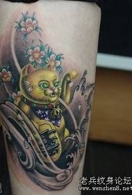 Patrón de tatuaje: imagen de patrón de tatuaje de gato de la suerte de color de pierna de belleza