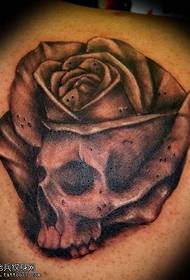 Un modello di tatuaggio stencil alternativo sul retro