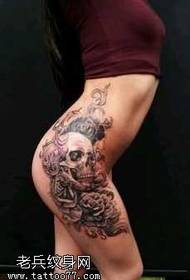vrouwelijke benen goed uitziende schedel tattoo patroon 150706 - schedel tattoo patroon in de palm