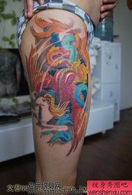 upea phoenix-tatuointikuvio kauniille jaloille