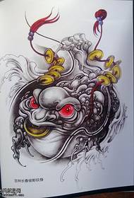 Modello tradizionale del tatuaggio della libellula dorata