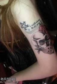 arm skalle ros tatuering mönster