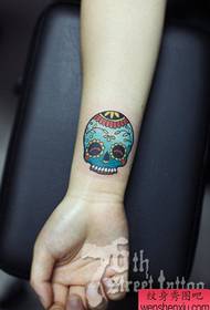 Lány csuklójának kicsi és gyönyörű színű koponya tetoválás mintája