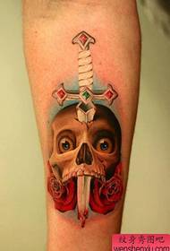 dagger Super dathúil clasaiceach agus patrún tattoo cloigeann