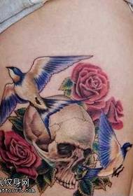 kojos kaukolės rožės tatuiruotės modelis