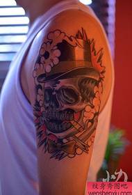 arm gewilde klassieke tatoeëringpatroon van die skoolskedel
