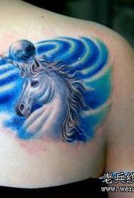 solu mudellu di tatuaggi di Bestia di Corno: un bellu mudellu di tatuaggi di unicorniu di u culore di a spalla