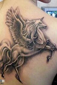 modello tatuaggio spalla unicorno