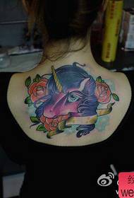 გოგონა უკან მოდის unicorn tattoo ნიმუში