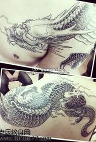 férfi kedvenc tetoválás mintája - a váll felett sárkány tetoválás minta