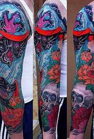 rankos kaukolės rožės tatuiruotės modelis